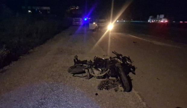 Tokat'ta feci kaza! Otomobil motosiklete &ccedil;arptı, 2 gen&ccedil; hayatını kaybetti