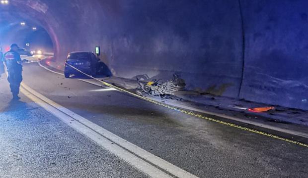 T&uuml;nelde otomobil ile motosiklet &ccedil;arpıştı; 1 &ouml;l&uuml;, 2 yaralı