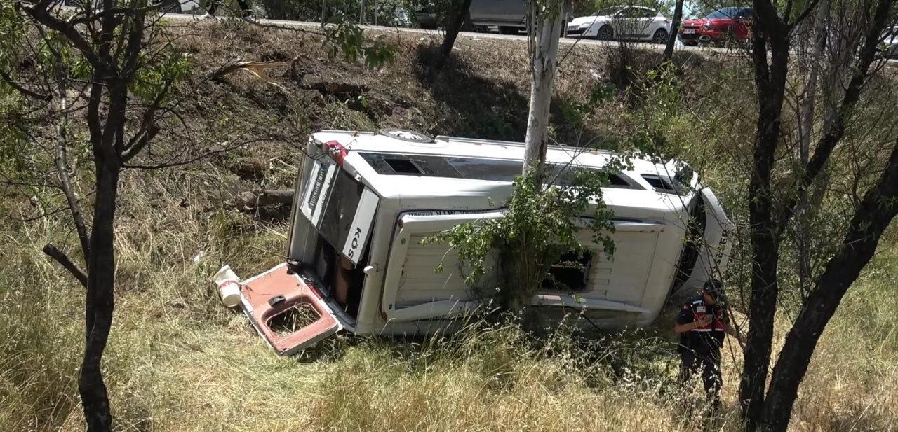 Balıkesir'de yolcu minibüsü şarampole yuvarlandı.