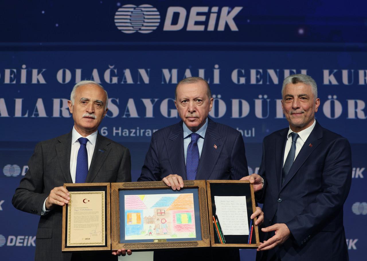 Cumhurbaşkanı Recep Tayyip Erdoğan, Shangri-La Bosphorus İstanbul Otel'de gerçekleştirilen Dış Ekonomik İlişkiler Kurulu (DEİK) 39. Genel Kurulu ve Ustalara Saygı Ödül Töreni'ne katıldı. Törende Ticaret Bakanı Ömer Bolat (sağda) ile DEİK Başkanı Nail Olpak (solda), Cumhurbaşkanı Erdoğan’a hediye takdim etti.