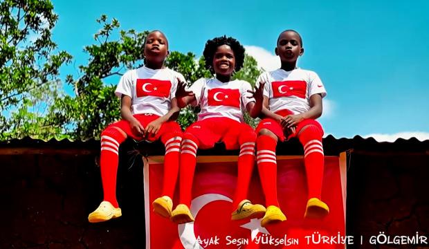 A Milli Takımımıza Afrika'dan tam destek! İlk ma&ccedil; &ouml;ncesi coşturan şarkı...