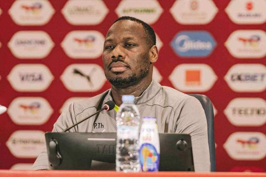Senegal Milli Takımı Teknik Direktörü Pape Thiaw basın toplantısında konuşuyor.