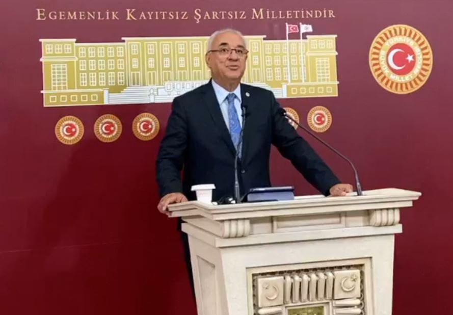 DSP Genel Başkanı Önder Aksakal parti genel merkezinde basın toplantısı düzenliyor.
