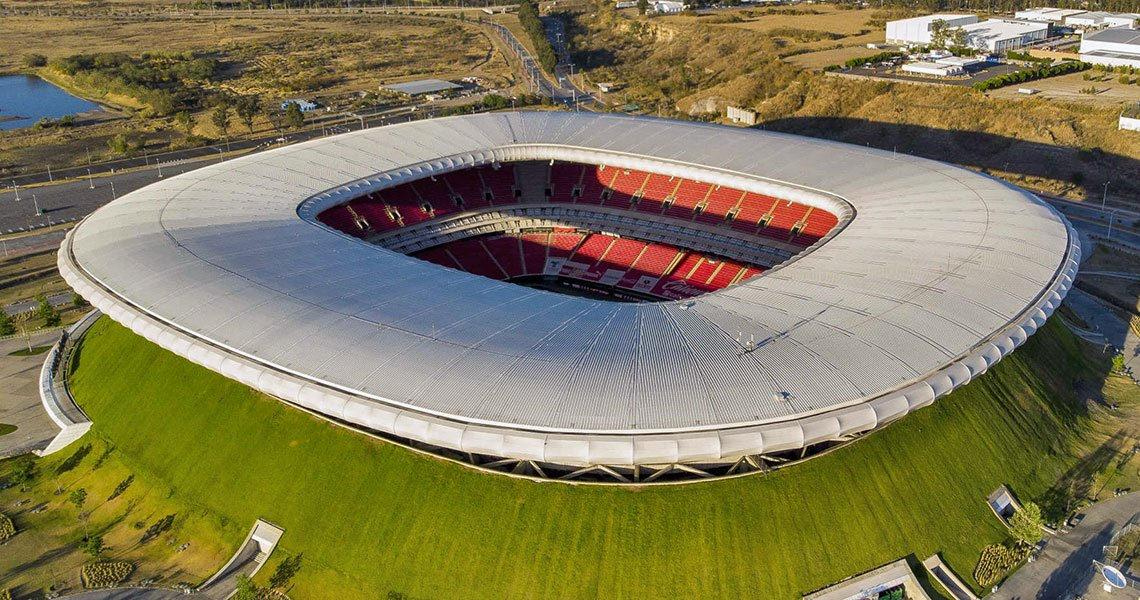 Guadalajara Stadı'nın dış cephesi, doğal çimlerle kaplı ve doğayla bütünleşik bir görünüme sahip.