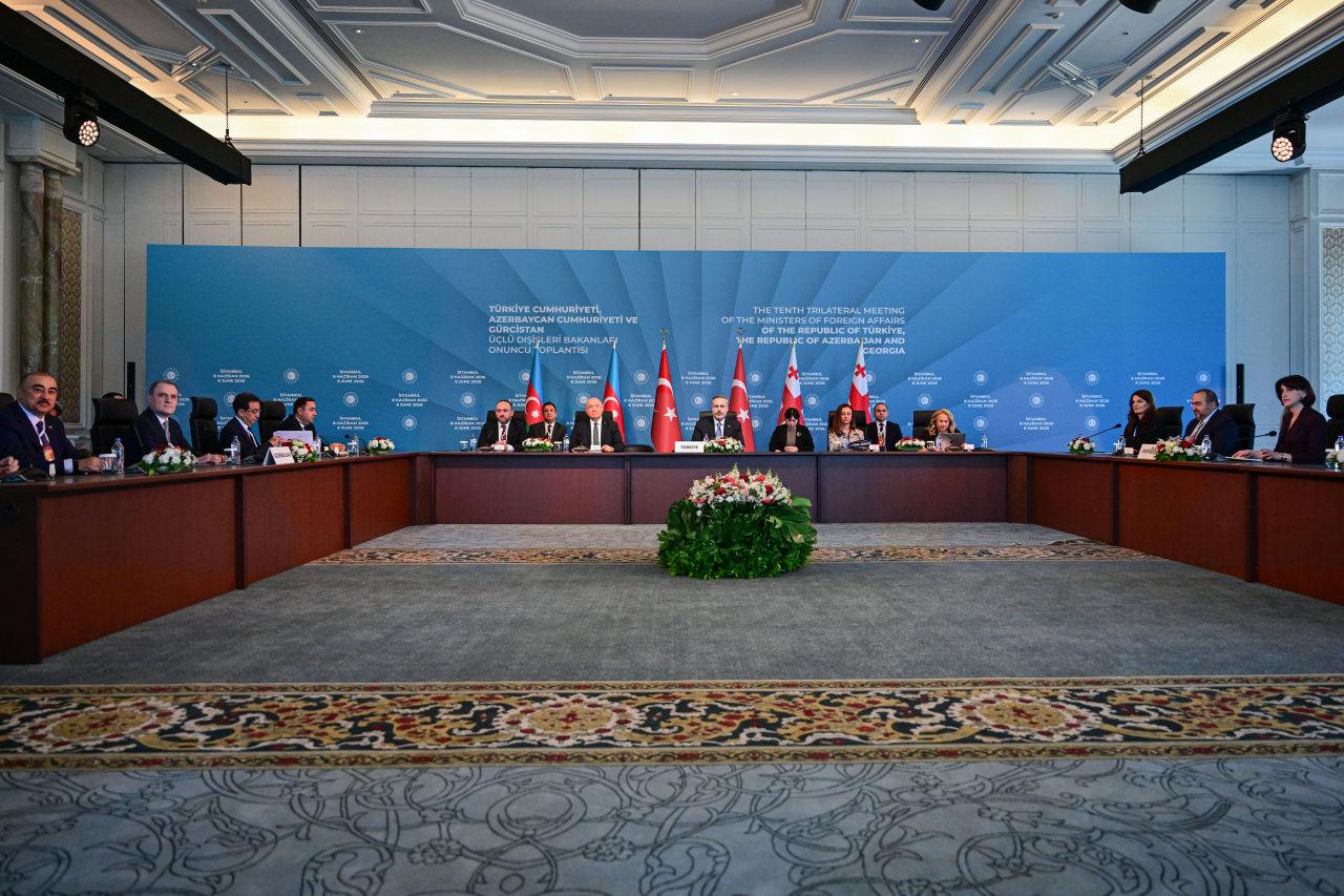İstanbul'da düzenlenen Türkiye-Azerbaycan-Gürcistan Üçlü Dışişleri Bakanları Onuncu Toplantısı'na Dışişleri Bakanı Hakan Fidan (ortada), Azerbaycan Dışişleri Bakanı Ceyhun Bayramov ile Gürcistan Başbakan Yardımcısı ve Dışişleri Bakanı Maka Botchorishvili de katıldı.