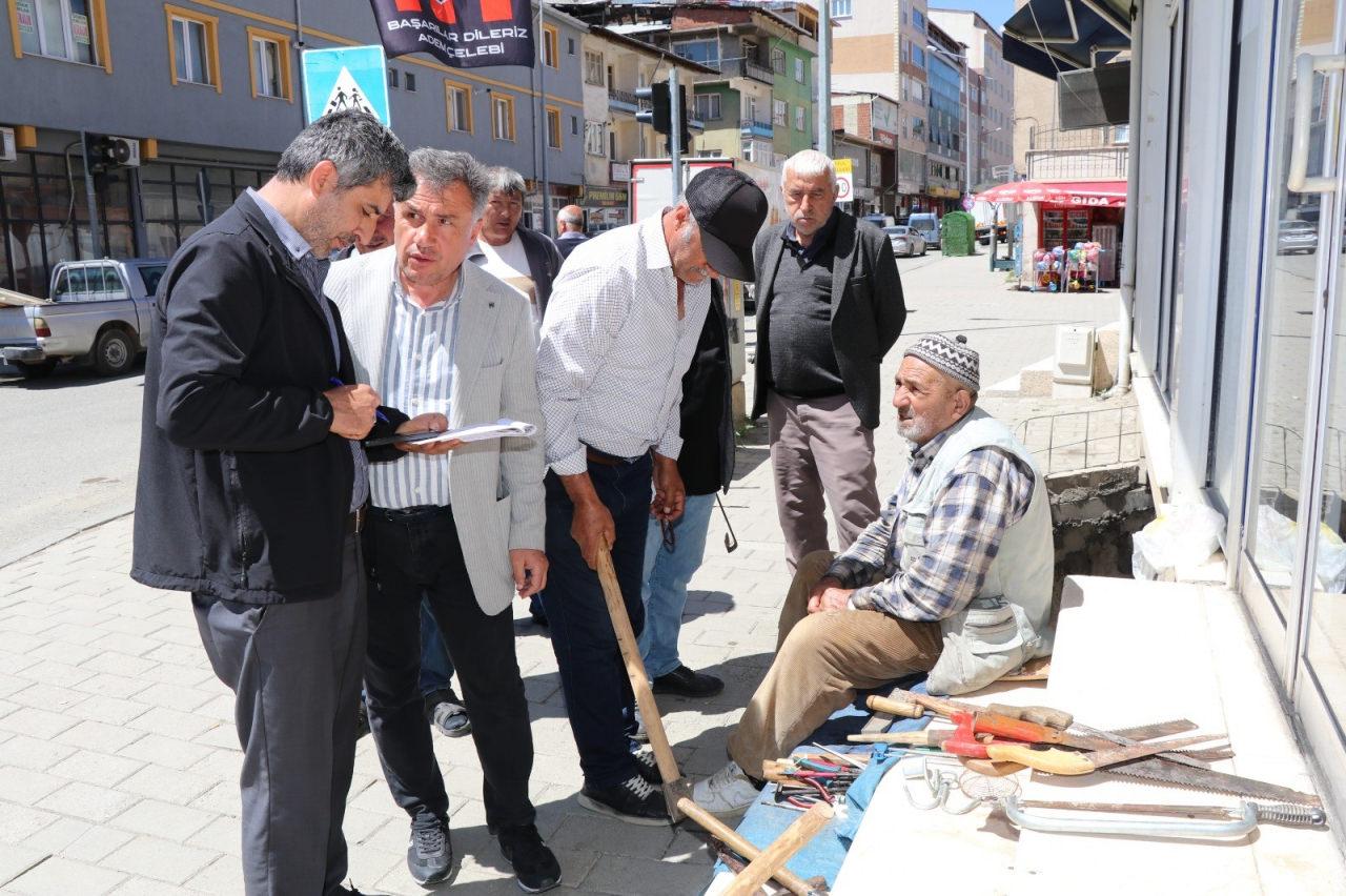 Kaldırımda satışa çıkardığı tarım aletlerini hayırsever iş insanı satın aldı.