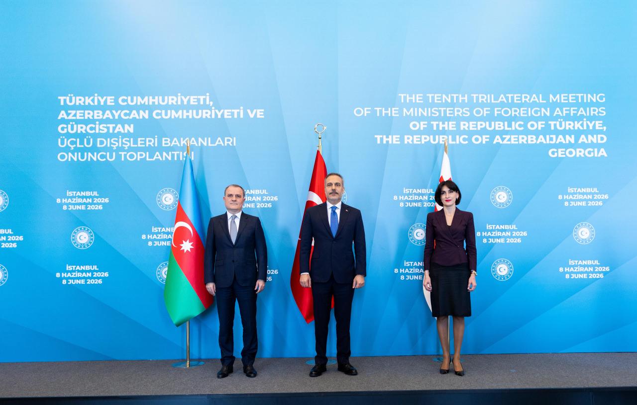 İstanbul'da düzenlenen Türkiye-Azerbaycan-Gürcistan Üçlü Dışişleri Bakanları Onuncu Toplantısı öncesinde aile fotoğrafı çekildi.