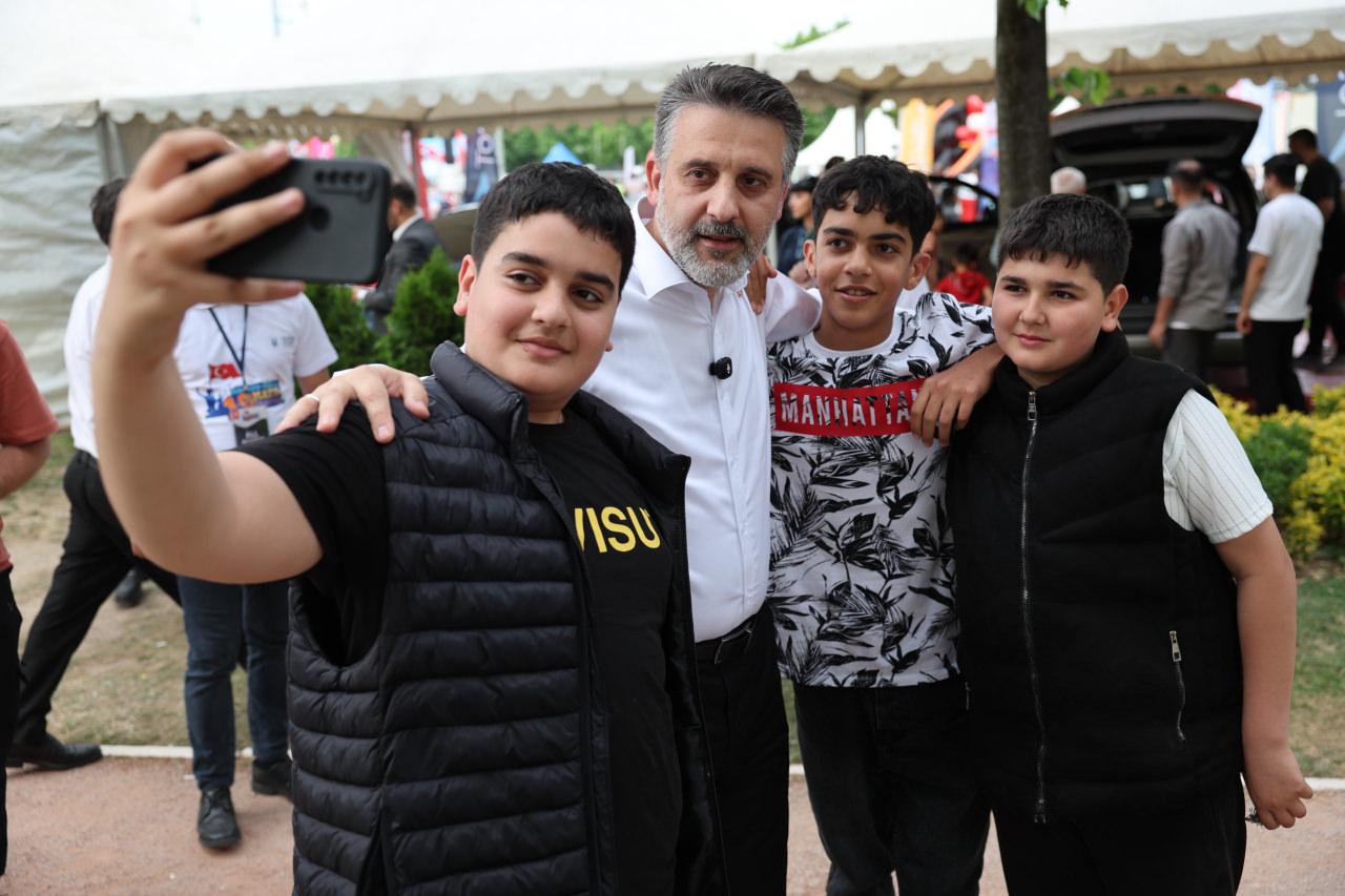 Bursa Büyükşehir Belediyesi Başkan Vekili Şahin Biba, öğrenciler ile sohbet ediyor.
