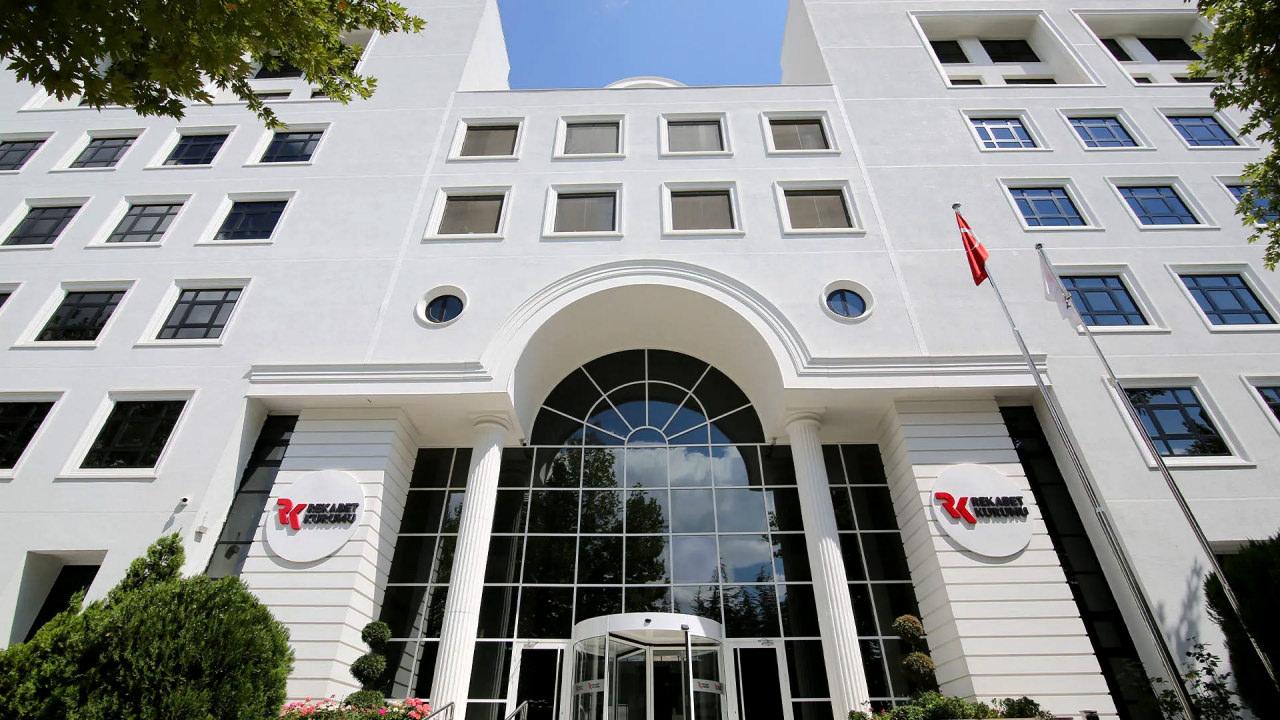 Netflix logosu ve Türk bayrağı yan yana