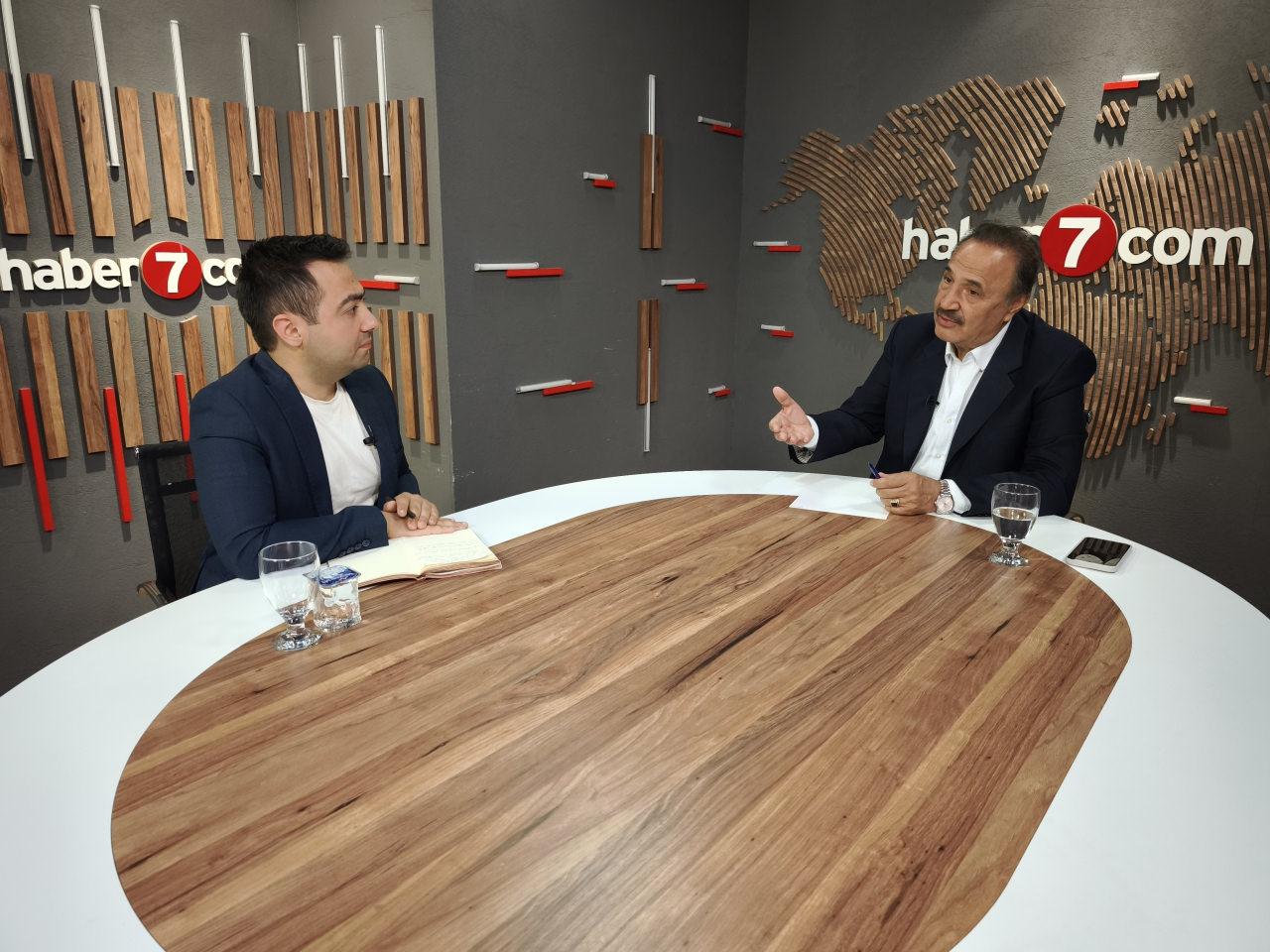 Eski Devlet Bakanı Mehmet Sevigen açıklamalarda bulunurken