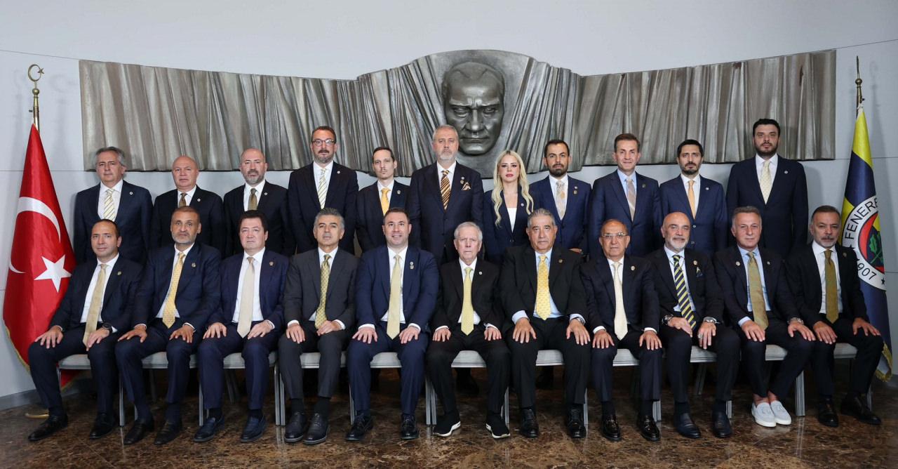 Aziz Yıldırım ve Fenerbahçe yönetim kurulu üyeleri mazbatalarını alırken