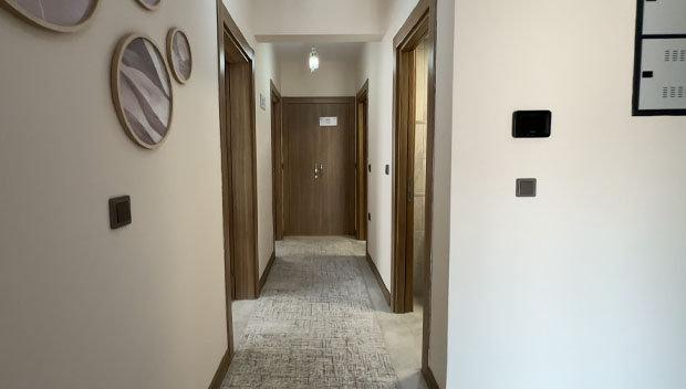 TOKİ tarafından inşa edilen örnek bir konutun salon görünümü.