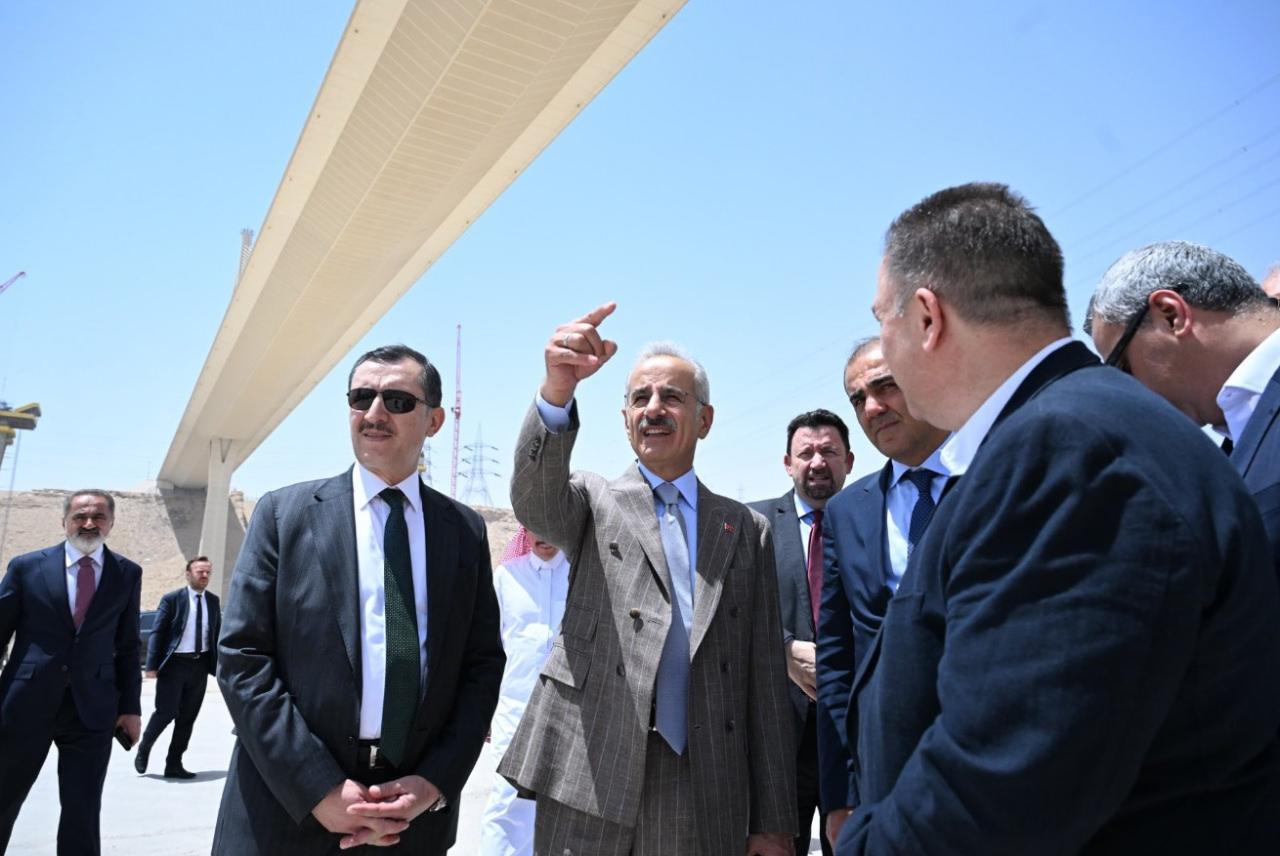 Bakan Uraloğlu, Kral Halid Uluslararası Havalimanı'nda devam eden çalışmalara ilişkin bilgi alarak Laban Vadisi Köprüsü Projesi kapsamında inşa edilen üç yeni kablo askılı köprüde yürütülen çalışmaları yerinde inceledi.