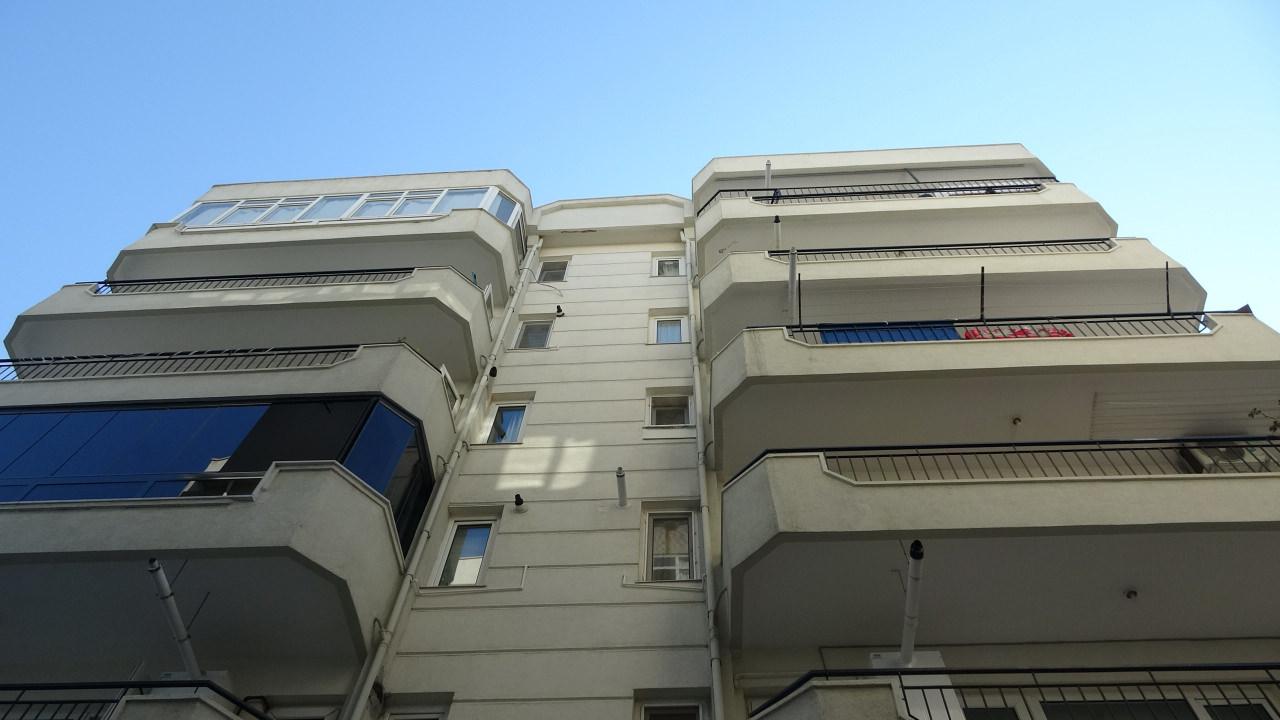Özbekistan uyruklu Dinara Alya Urkasimovan'nın (63) cesedinin bulunduğu apartman.