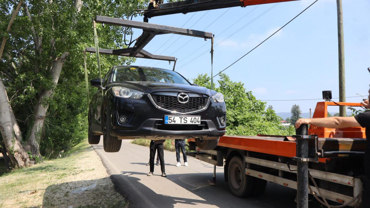 Camları kırık otomobilin arka koltuğunda ölü bulundu.