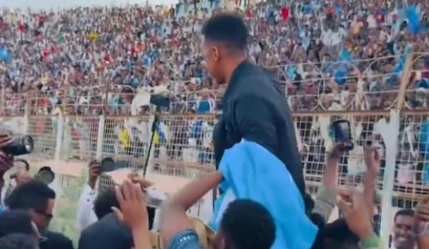 ABD &uuml;lkeye almamıştı! Somalili hakem kahraman gibi karşılandı