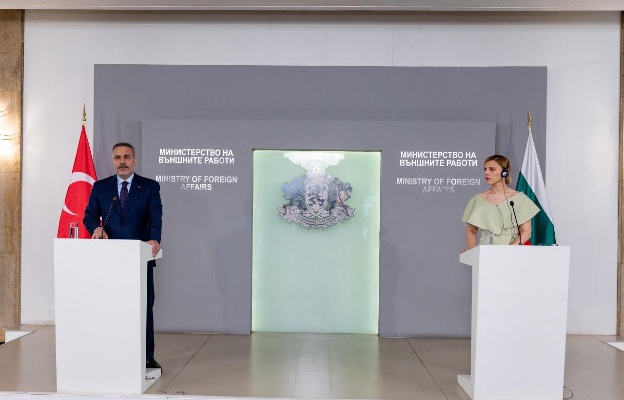 Dışişleri Bakanı Hakan Fidan ve Bulgaristan Dışişleri Bakanı Velislava Petrova-Chamova, Bulgaristan'ın başkenti Sofya'da, ortak basın toplantısı düzenledi.