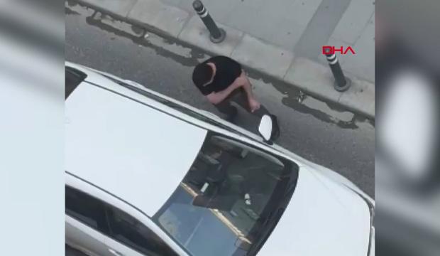 Avcılar'da kazaya neden olan s&uuml;r&uuml;c&uuml;n&uuml;n otomobiline yumruk atıp saldırdılar