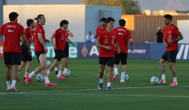 Avustralya ma&ccedil;ına g&uuml;nler kala Montella'dan Ferdi Kadıoğlu ve Kenan Yıldız kararı