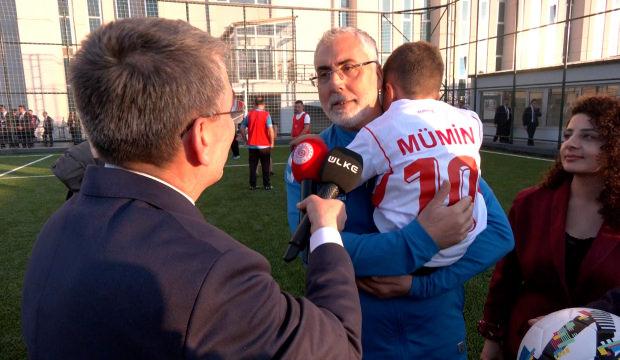 Bakan Işıkhan Filistinli Gazi M&uuml;min ile futbol oynadı