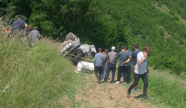Beton mikseri şarampole yuvarlandı; 2 &ouml;l&uuml;, 1 yaralı