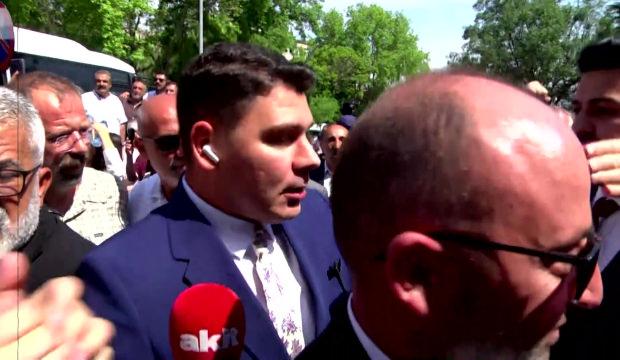 Canlı yayında lin&ccedil; girişimi! &Ouml;zg&uuml;r &Ouml;zel taraftarlarından Akit TV muhabirine &ccedil;irkin saldırı
