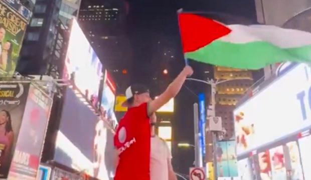 Faslı taraftarlardan Times Meydanı'nda Filistin'e destek g&ouml;sterisi