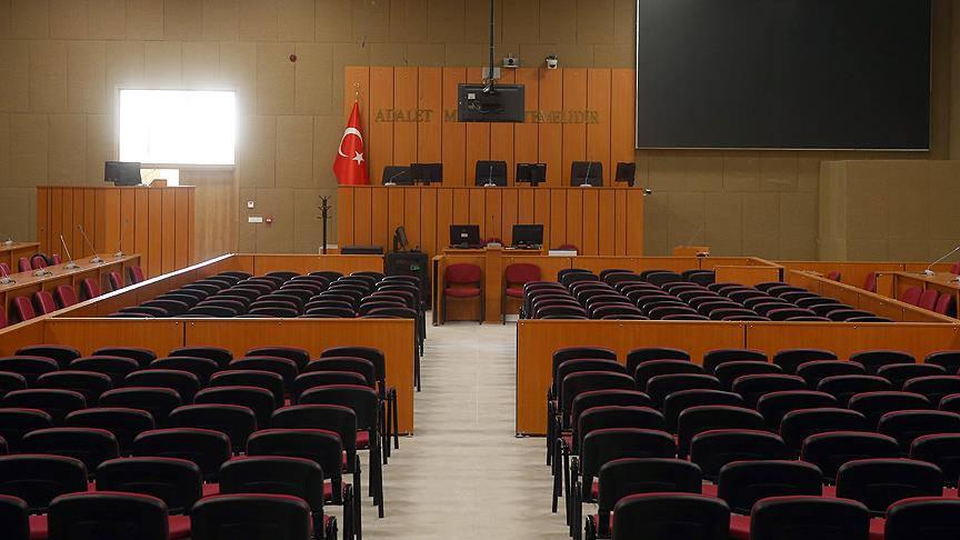 Adliye binası önünde yargı süreçlerini temsil eden görsel
