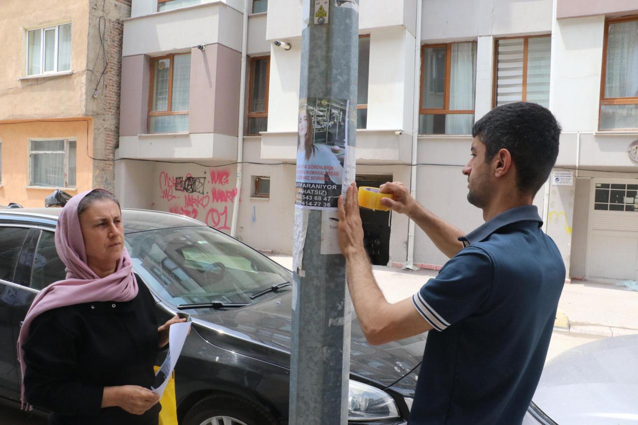 2 aydır haber alamadığı kızını sokak sokak arıyor.