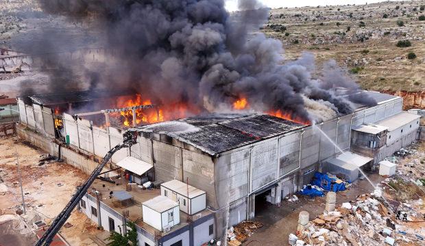Gaziantep'te korkutan yangın! Fabrikada kara dumanlar y&uuml;kseliyor 
