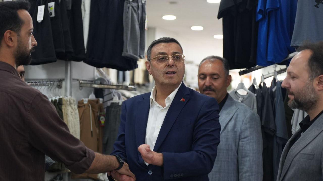 AK Partili milletvekilleri İstanbul'da bir semt pazarında esnafla sohbet ediyor.
