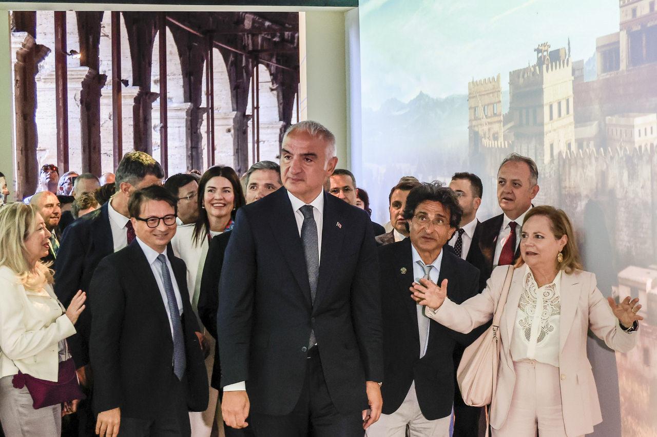 Kültür ve Turizm Bakanlığı, Dışişleri Bakanlığı, Türkiye'nin Roma Büyükelçiliği, Büyükelçilik Kültür ve Tanıtma Müşavirliği ile İtalya Kültür Bakanlığı, Kolezyum ve Roma Forumu Arkeolojik Sahası Direktörlüğü ve Türk Hava Yolları'nın (THY) katkılarıyla organize edilen serginin açılışına Kültür ve Turizm Bakanı Mehmet Nuri Ersoy ve İtalya Kültür Bakanı Alessandro Giuli de katıldı. Konuşmaların ardından Bakan Ersoy ve beraberindekiler sergiyi gezip, yetkililerden bilgi aldı.