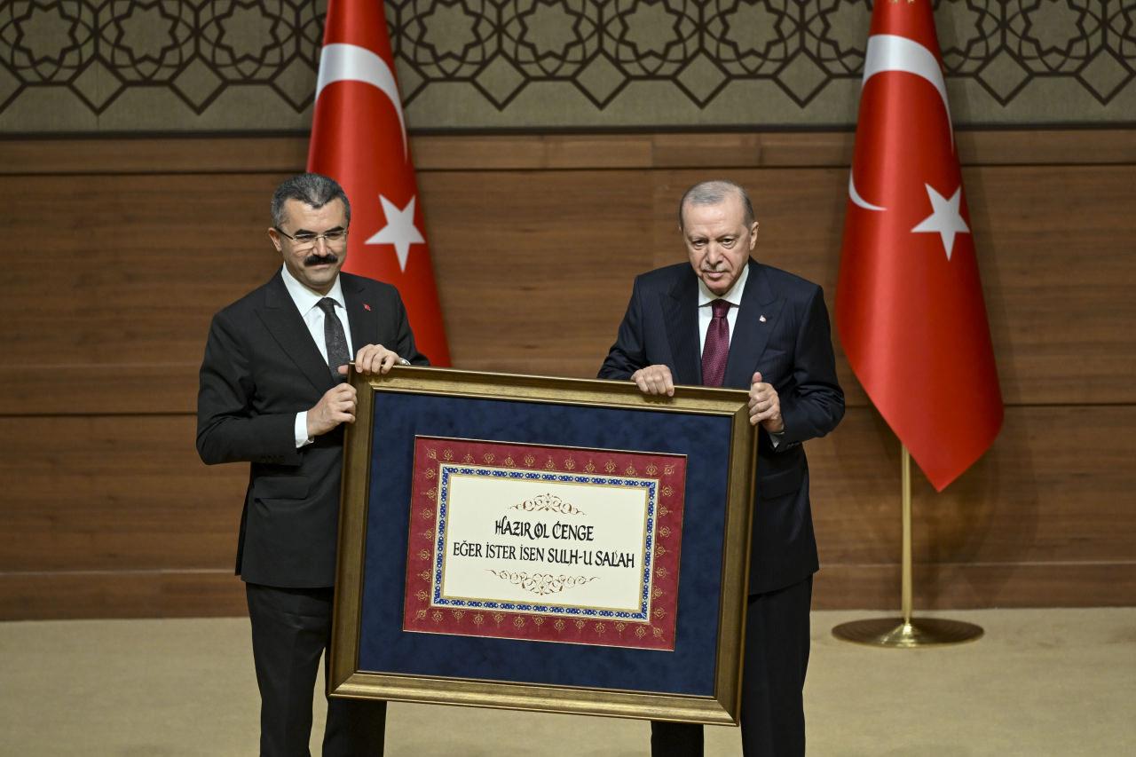 Cumhurbaşkanı Recep Tayyip Erdoğan, Cumhurbaşkanlığı Külliyesi'nde düzenlenen Milli Güvenlik Konferansları Açılış Töreni'ne katıldı. Cumhurbaşkanlığı Milli Güvenlik Kurulu Genel Sekreteri Vali Okay Memiş (solda), Cumhurbaşkanı Erdoğan'a hediye takdim etti.