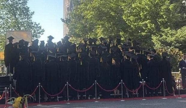 İstanbul Erkek Lisesi protesto eylemi ve parmak sallayan Alman vakfındaki kadın