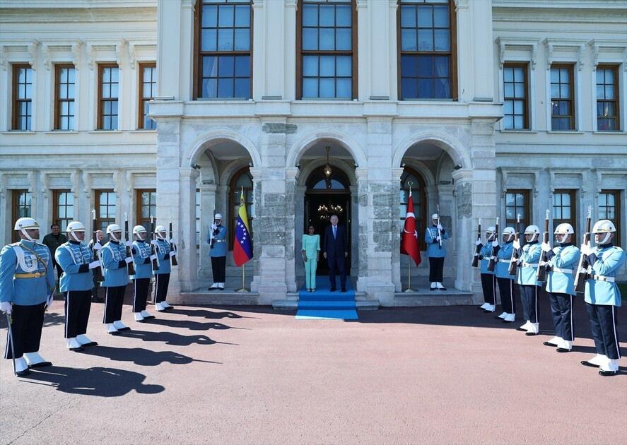 Cumhurbaşkanı Erdoğan ve Venezuela heyeti Dolmabahçe'de görüşme yapıyor.