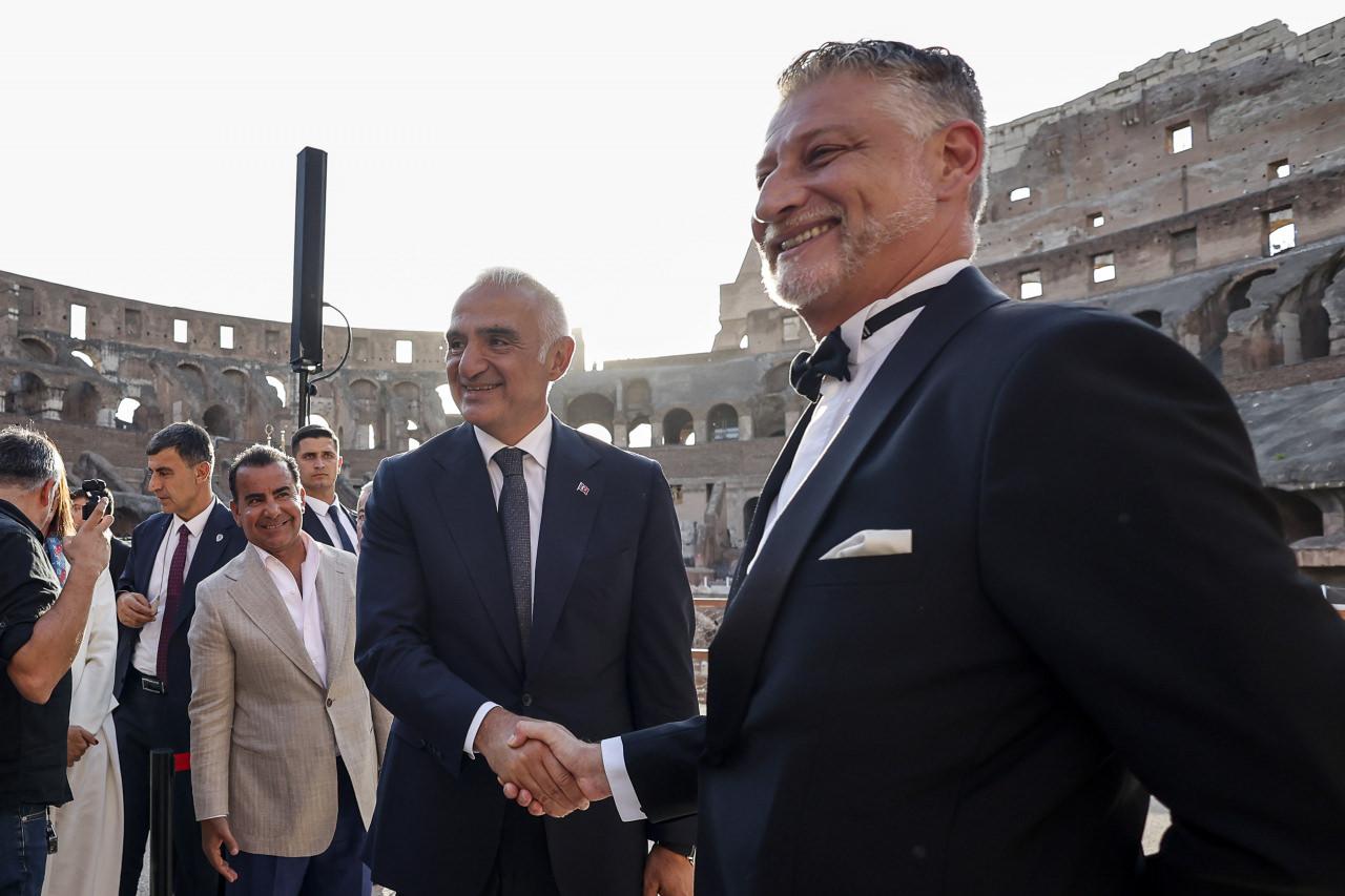 Kültür ve Turizm Bakanı Mehmet Nuri Ersoy ve İtalya Kültür Bakanı Alessandro Giuli tokalaşıyor.