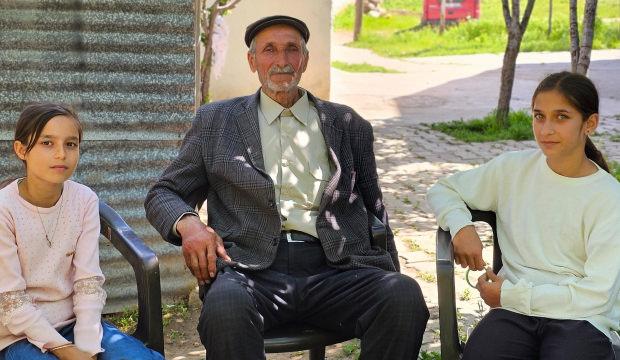 Muş'un bu il&ccedil;esinde 7'den 70'e herkes 3 dil konuşuyor 