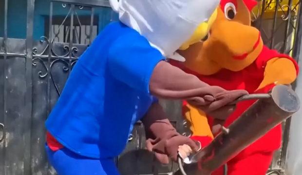 Peru'da sıra dışı operasyon: D&uuml;nya Kupası maskotu sandı polis &ccedil;ıktı