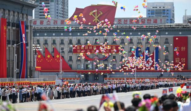 Pyongyang'da tarihi buluşma: Kim, Şi Cinping'i t&ouml;renle karşılandı 