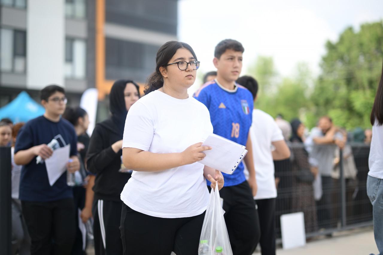 Milli Eğitim Bakanlığınca (MEB), 8'inci sınıf öğrencilerine yönelik düzenlenen Liselere Geçiş Sistemi (LGS) kapsamındaki merkezi sınav başladı. Düzce'de öğrenciler, velileriyle birlikte sınava girecekleri okullara geldi.