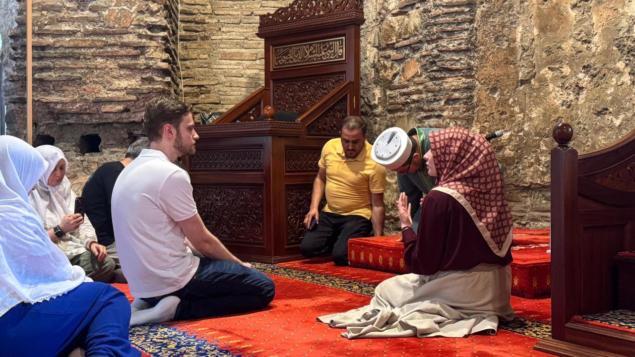 İspanyol Juan, Hristiyanlar için kutsal kabul edilen İznik Ayasofya Camii’nde Müslüman oldu.