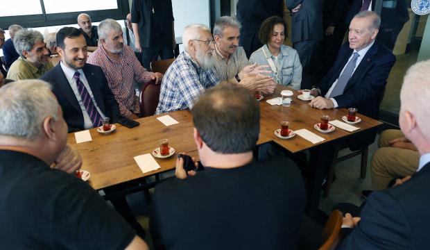 Renkli anlar: Cumhurbaşkanı Erdoğan vatandaşlarla sohbet edip, &ccedil;ay i&ccedil;ti!