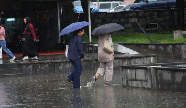 Sel ve heyelan riski kapıda! Kuvvetli yağış geliyor: Meteoroloji 18 ili &ouml;zellikle uyardı