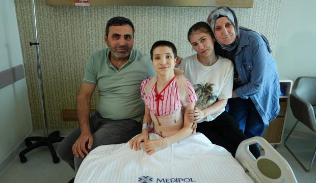 Skolyozla ge&ccedil;en &ccedil;ocukluğu tarihe karıştı: 5 saatlik ameliyatla mutlu son!