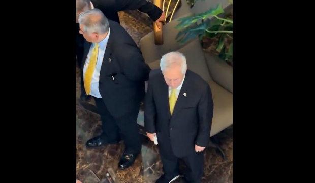Tesad&uuml;f m&uuml; işaret mi? Se&ccedil;im sonrası dikkat &ccedil;eken detay: Aziz Yıldırım'ın sarılı parmağı