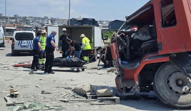 TIR, emniyet şeridinde park halindeki ara&ccedil;lara &ccedil;arptı: 1 &ouml;l&uuml;, 1 yaralı