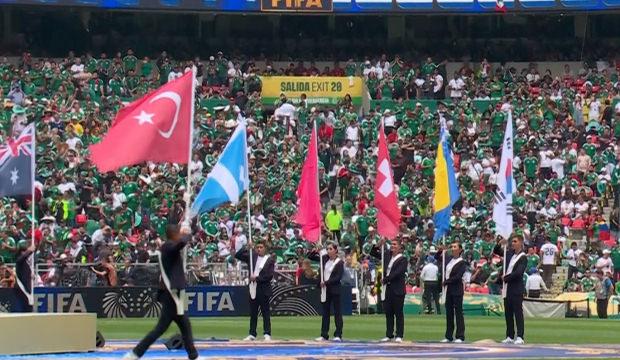 T&uuml;m d&uuml;nya bu anı izledi! Ay yıldızlı bayrağımız Azteca Stadyumu'nda.