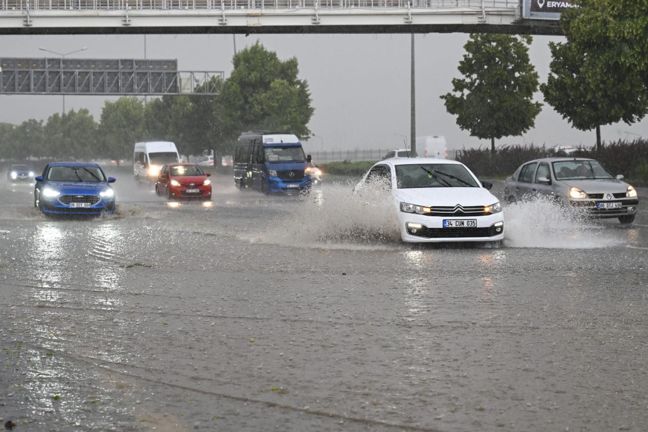 Ankara'da sağanak ve dolu sonrası sular altında kalan cadde