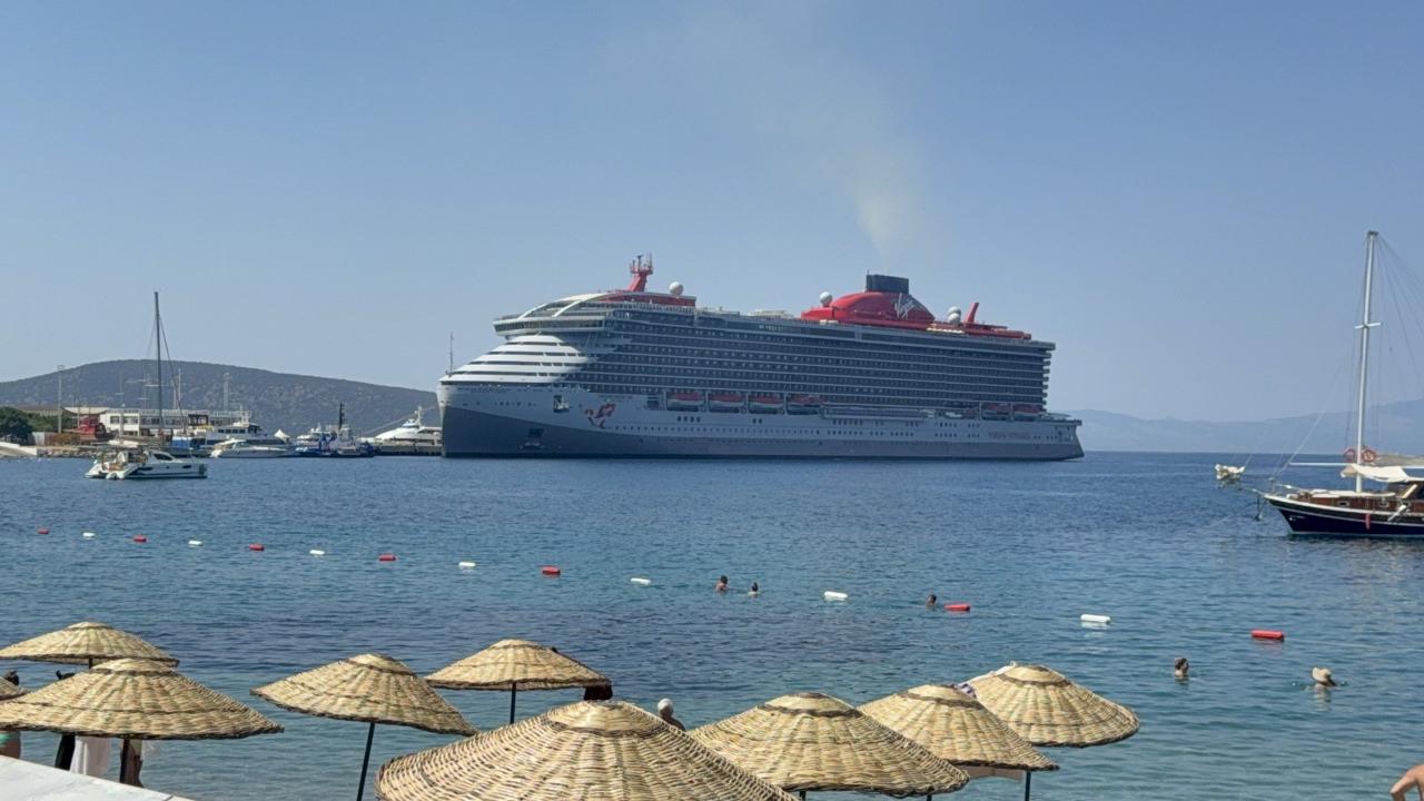 Dev kruvaziyer gemisi Scarlet Lady'nin Bodrum Limanı'na yanaştığı an.