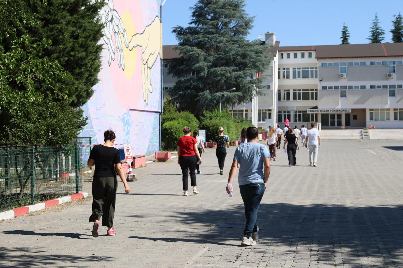 Ölçme Seçme ve Yerleştirme Merkezince (ÖSYM), 2026 Yükseköğretim Kurumları Sınavı'nın (2026-YKS) ilk oturumu Temel Yeterlilik Testi (TYT) başladı.